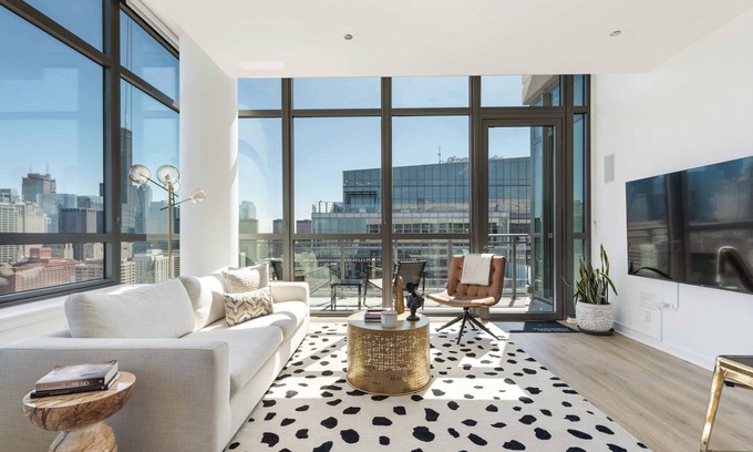 Downtown Chicago Apartment | Sky-High 3BR Penthouse in West Loop