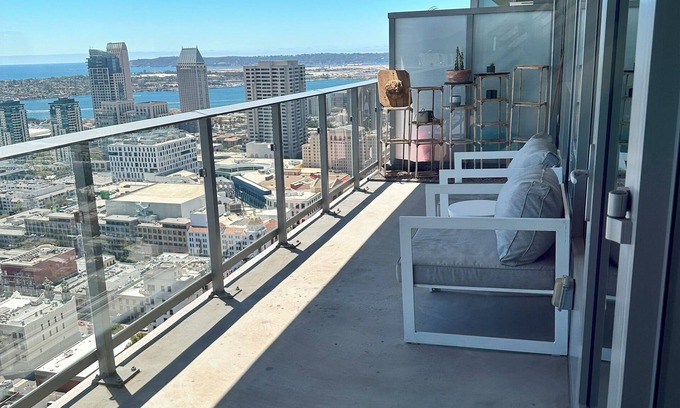 Civic Core Apartment | Sky-High Luxury Gaslamp Dream jaw drop Views, minutes from Petco Park, Gaslamp