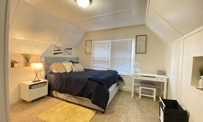 Homestead Apartment | Sky in Portland Studio-Apartment across from OHSU