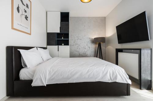 Brasov Apartment | Skylark - Melbourne Penthouse with Jacuzzi & View