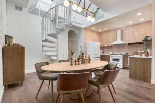 Downtown Louisville Apartment | Skyline Bourbon Loft by Hollyhock Suites 5 Bedrooms-2 baths With Soaking Tub