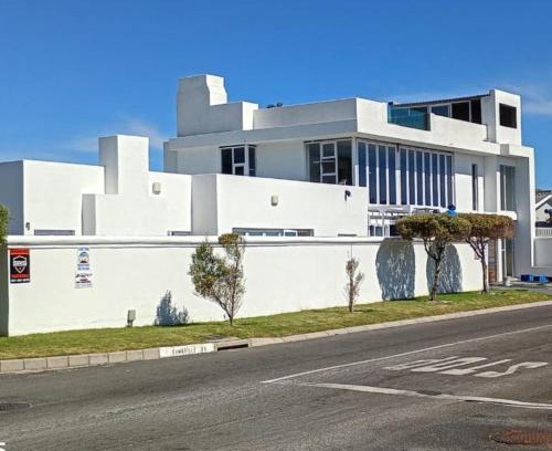 Melkbosstrand House | Skypool Guesthouse