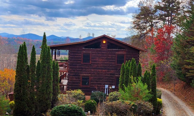 Murphy Cabin | SKYVIEW STATION: Secluded 3-Level Log Cabin w/Private Trail