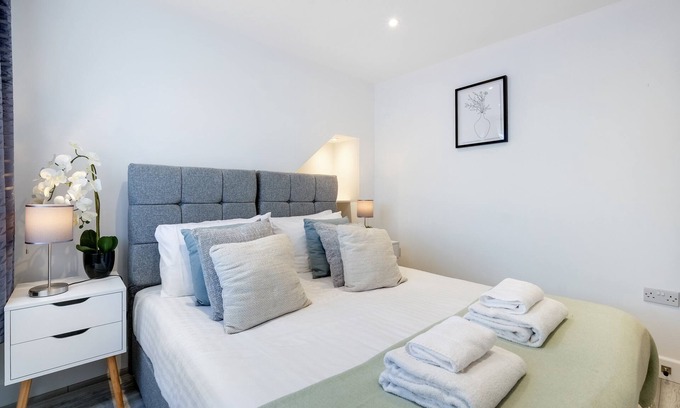 Iver House | SL0 Church Rd 254 - Bright 6 bedroom 3 bath house ideal for Pinewood Studios