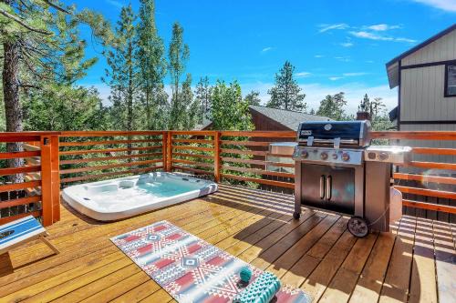 Big Bear Lake Ski Chalet | Sled-Ski Lakeside Village Cabin - Spa - BBQ - Firepit - Loft - Games