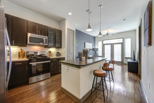 Energy Corridor Apartment | Sleek Energy Corridor King Bed Suite