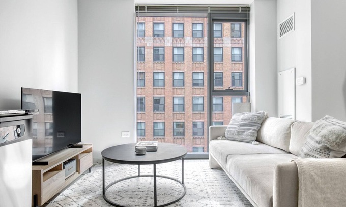 Downtown Chicago Apartment | Sleek Loop Studio w/Pool, Gym & Lounge, near Riverwalk, by Blueground