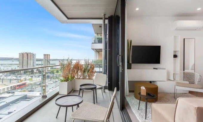 Auckland Central Business District Apartment | Sleek Modern Studio with Balcony by Zodiak Stays
