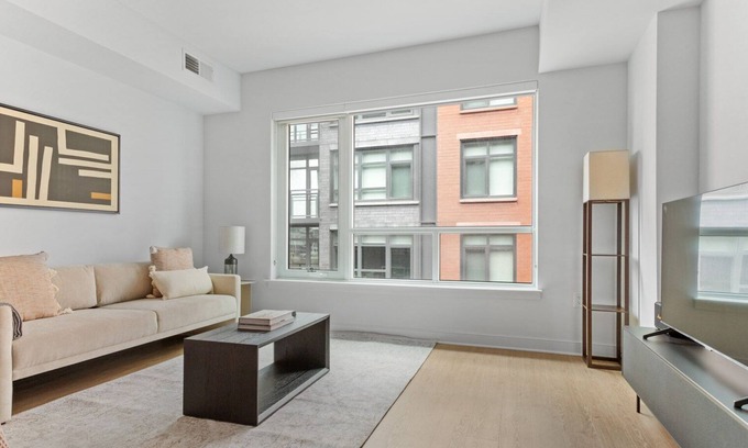 Mount Vernon Triangle Apartment | Sleek Mount Vernon Studio w/Pool, W/D & Gym, near Metro, by Blueground