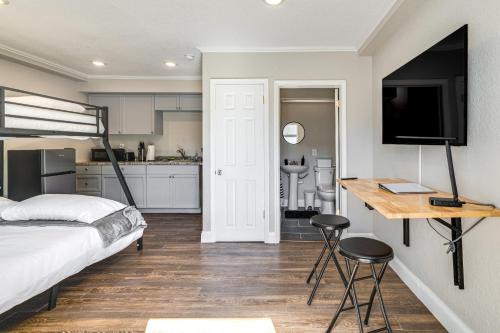 Homosassa Apartment | Sleek Studio Bunk 2 Mi to Chassahowitzka River!