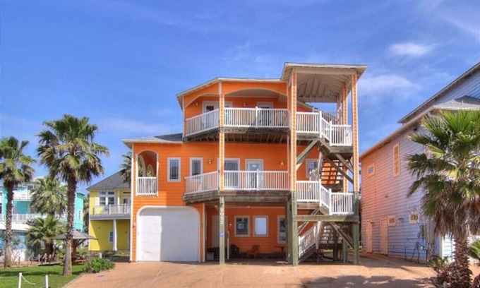 Sand Point House | Sleep 18/Pool/Hot Tub/Steps to Beach/Bar/Grill