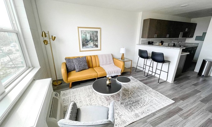 Corryville Apartment | Sleepover: Stunning 1BD/1BA + Gym - Cincinnatin