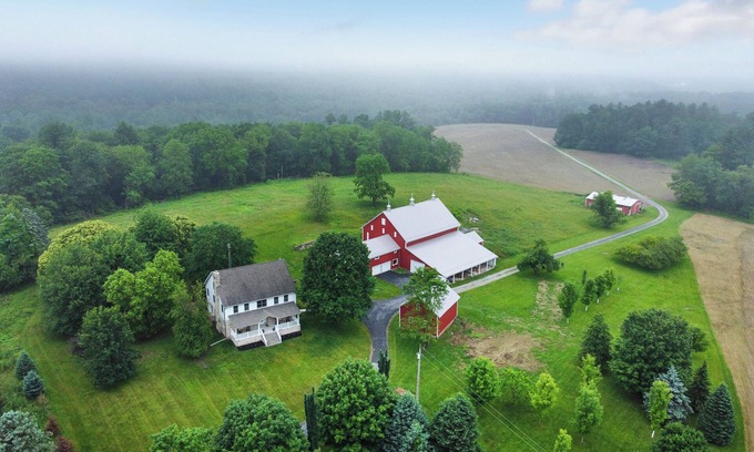 Orrtanna House | Sleeps 10, Private, Farmhouse.