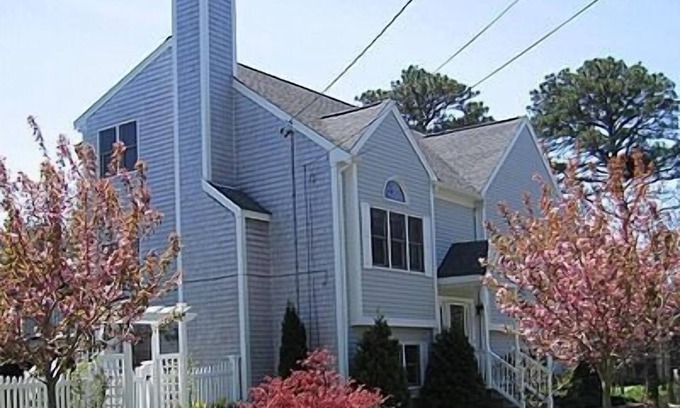East Harwich House | Sleeps 10+/Walk To Buck's Pond Lake! Close To Beach/Golf/Restaurants
