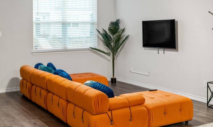 Fort Worth House | Sleeps 12 |Private BRs, WiFi, Kitchen