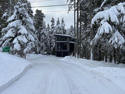 Government Camp House | Sleeps 14 Hot Tub Sauna Fire Pit Stunning Views