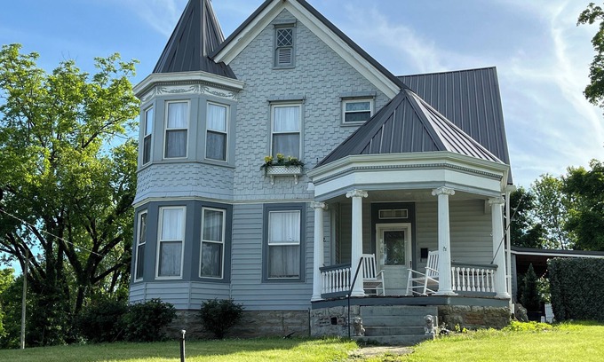 Williamstown House | Sleeps 16 Victorian~ 4 minutes to The Ark Encounter