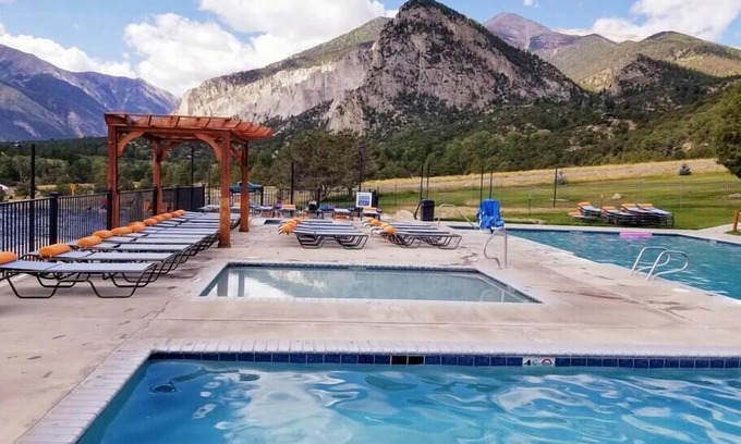 Buena Vista House | Sleeps 23! l Close to D/T BV l Fast Wi-Fi l Duplex