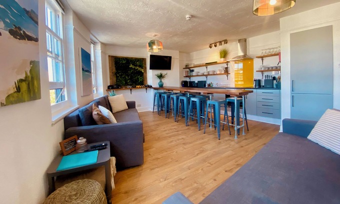 Brighton City Centre Apartment | Sleeps 27 - fantastic apartments above a fun Brighton Pub! Stag & Hen Friendly!