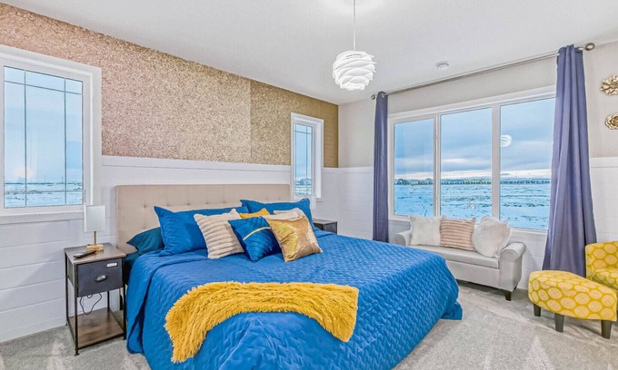 Southeast Calgary House | Sleeps 28~Events~FamilyReunions~4Kitchens~6FamilyRooms~12Bedrooms~9Bathrooms