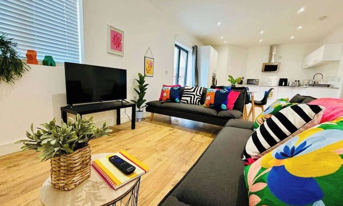 Gloucester Apartment | Sleeps 6 - City Centre - Contractors | Families