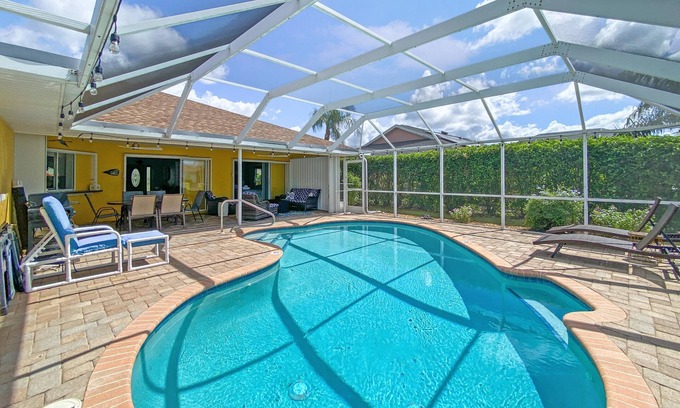 Pebble Beach Villa | Sleeps 6, FULL refund*, Dog ok, heated pool