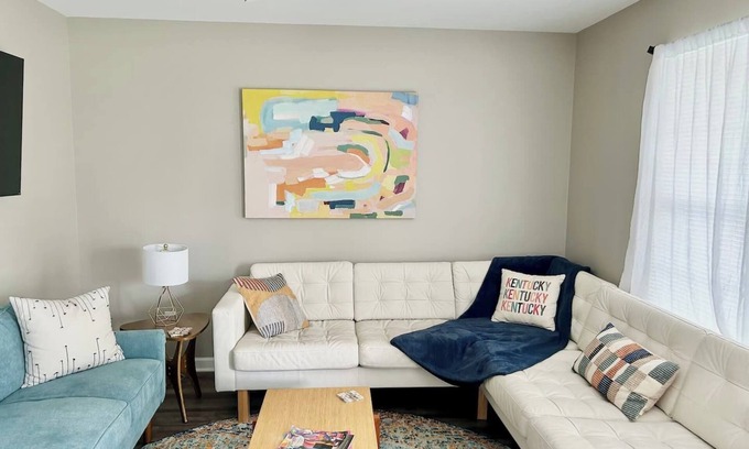 Georgetown House | Sleeps 8. Cozy Bungalow in Downtown Georgetown