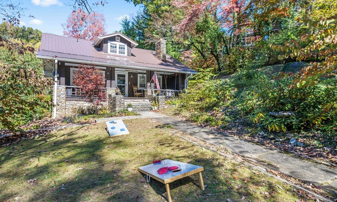 Lake Junaluska Cabin | Sleeps 8! Secluded Sanctuary w/updated kitchen, Bunk Beds and Pet-Friendly!