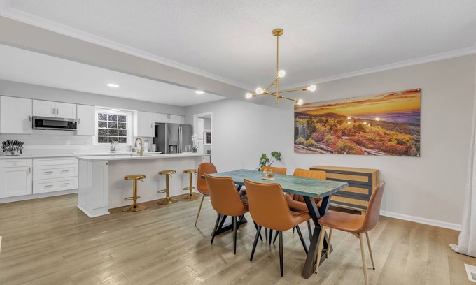 Southwest Raleigh House | SLEEPS 9! Close to lovely downtown Cary/Raleigh/RDU. Pets welcome!