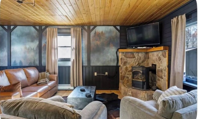 Albrightsville House | sleeps six, close to slopes, hot tub and game room