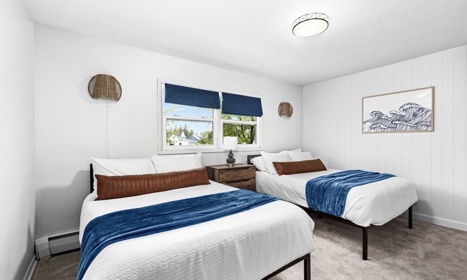 Superior House | Sleeps12 - Dog-Friendly SidexSide Duplex - Large Yard/Hammocks/Firepits/Grills