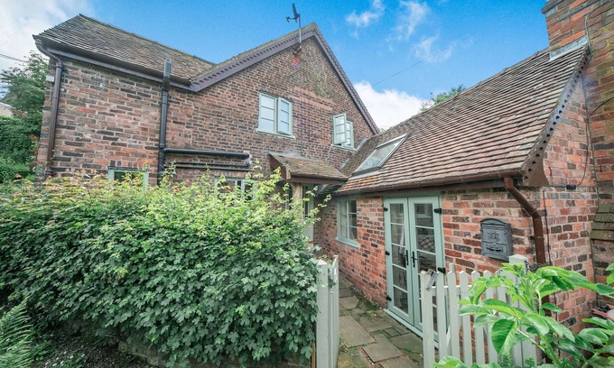 Jackfield Cottage | SLEEPY HOLLOW, family friendly, with open fire in Jackfield
