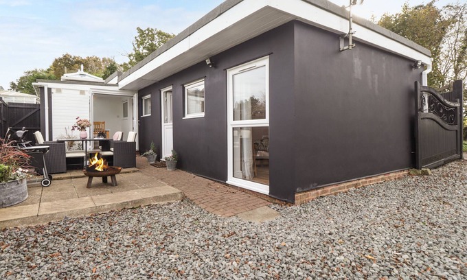 Denton Cottage | SLEEPY HOLLOW, pet friendly, with a garden in Dover