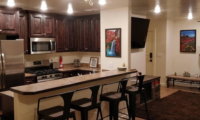 Moab South Valley House | Slickrock Sands - Sleeps 8! Pet/bike friendly.