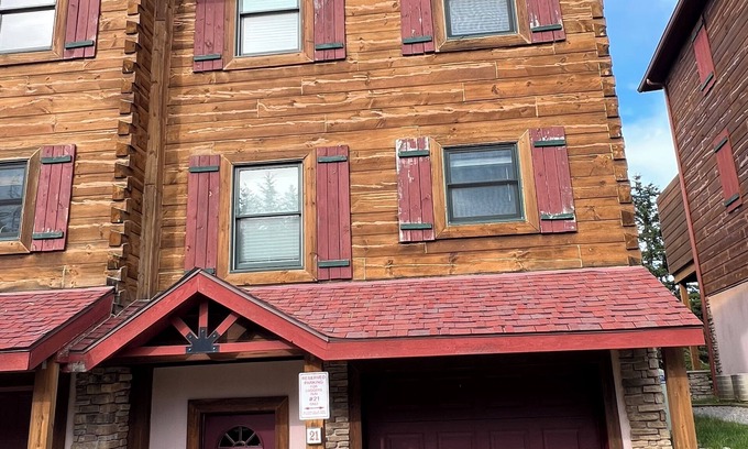 Snowshoe Ski Chalet | Slope-side Villa Ski-in/Ski-Out at Loggers Run 21