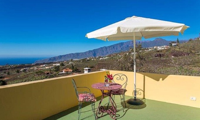 Los Llanos de Aridane House | Small country house with stunning panoramic views from the roof terrace