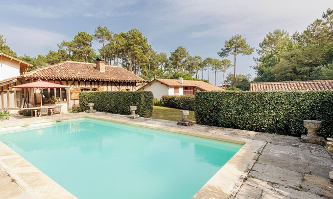 Seignosse Cottage | Small House 'Le Cabanon D'Yreye' with Shared Pool and Garden