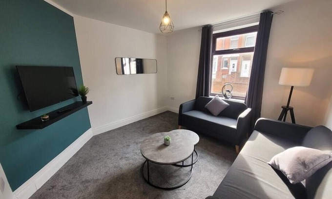 Newcastle-upon-Tyne House | Smart 6 Bed House -Wifi -Yard -Nr Bus Stop & Train