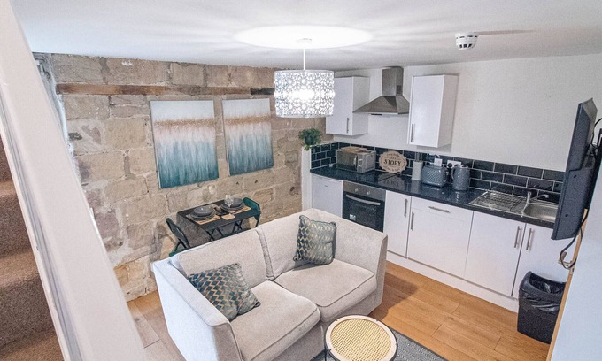 Leeds Apartment | Smart Stay for Contractors by Kirkstall Centre