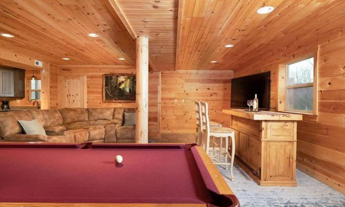 Dandridge House | Smoke Rise Barn · Great Lake Front, Large Dock, 4bdrm, Pool Table