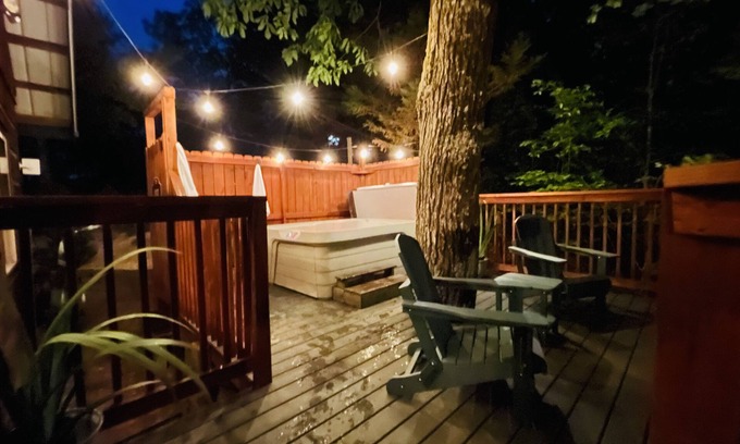 Sevierville Cabin | ★ Smokies Cabin Tree House Retreat, Pet-Friendly ★