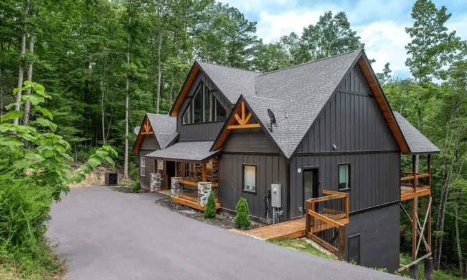Gatlinburg - Pigeon Forge House | Smoky Mountain Bliss*Dogs Welcome*HotTub*EVCharger