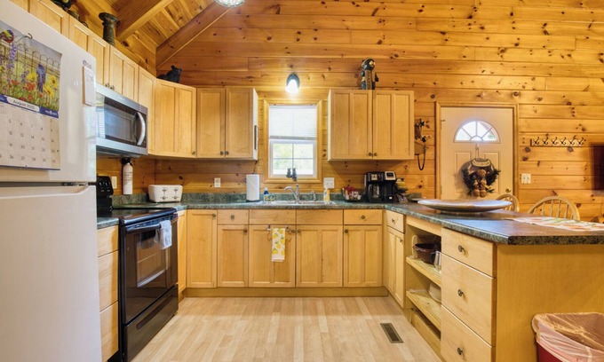 Rocky Grove Cabin | Smoky Mountain Cabin w/Hot Tub and Fire pit
