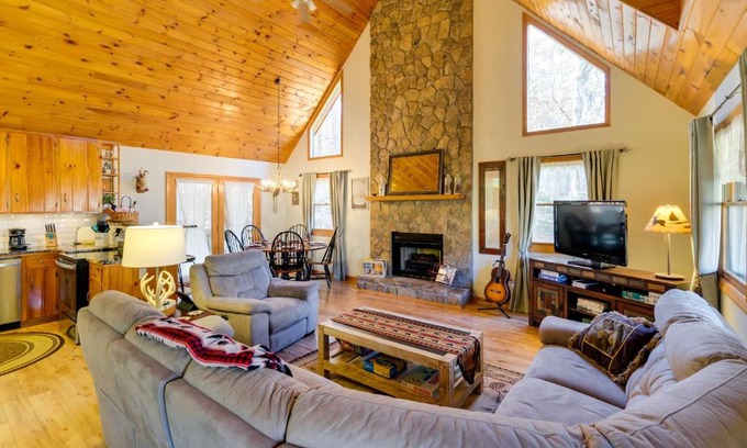 Murphy House | Smoky Mountain Cabin with Fire Pit Hike and Fish!