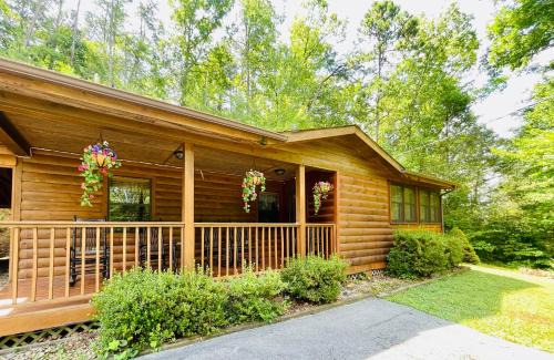 Sevierville House | Smoky Mountain Enchanting Haven 3BR2BA Cabin