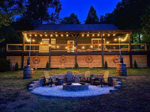 Gatlinburg - Pigeon Forge House | Smoky Mountains FamiLee Cabin in Wears Valley 2/2
