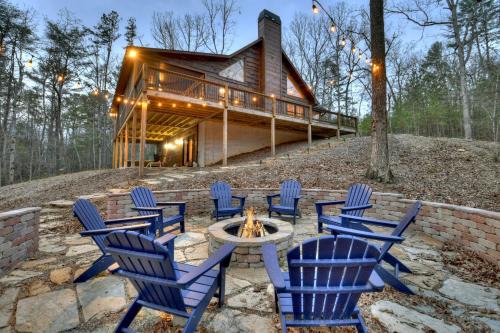 Mineral Bluff Villa | Smores Cabin Gas fireplace firepit hot tub comfy beds