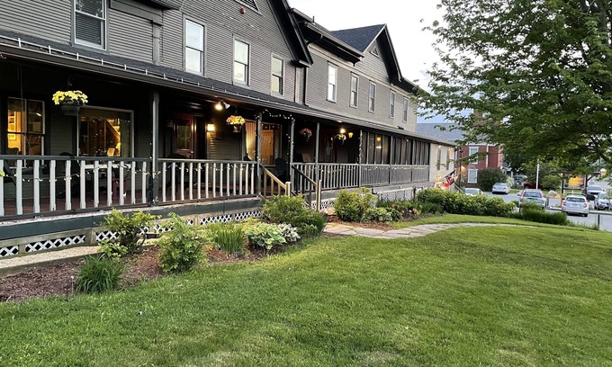 Jeffersonville Hotel | Smugglers Notch Inn