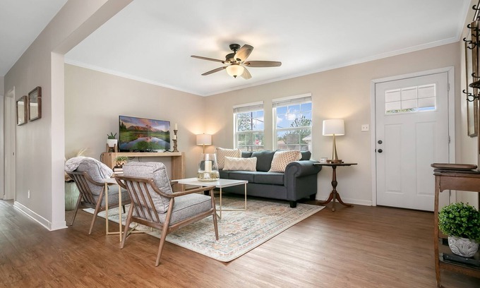 Fredericksburg House | Snappy's Haus Adorable 2/1 | Full Kitchen | In Town | Children and Pets Welcome!