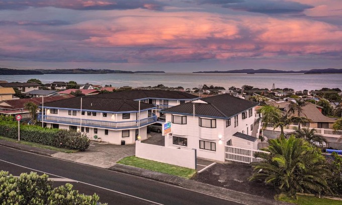 Snells Beach Hotel | Snells Beach Motel